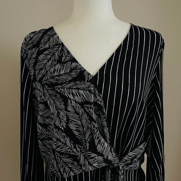 🌸 Alfani Women's Side Tie V Neck Stripe Blouse Size Medium - Picture 3 of 9